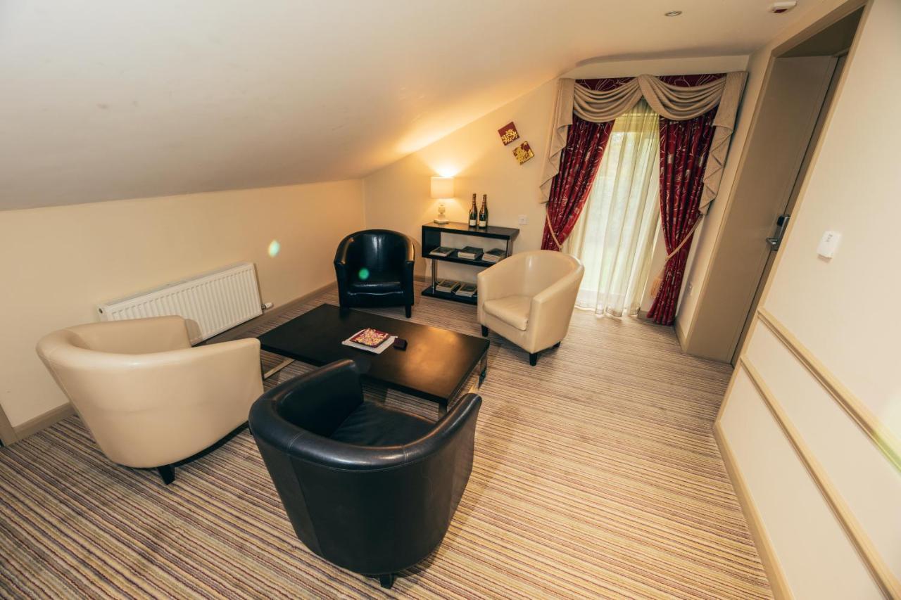 The Auberge Yaxley  Экстерьер фото